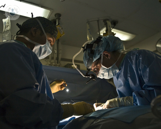 cirugía mínimamente invasiva vs cirugía convencional