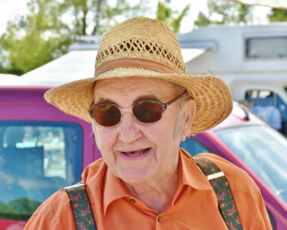 hombre mayor con gafas de sol y sombrero