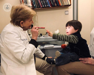 La Dra. Luisa Guerra realiza la revisión oftalmológica a los pacientes miembros de ASINDOWN