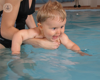 bebé aprendiendo a nadar