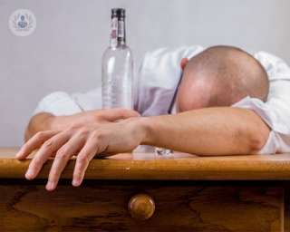 El consumo excesivo de alcohol puede comenzar por muchas razones, una de ellas puede ser un cuadro depresivo