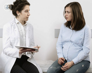 mujer embarazada en consulta médica
