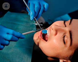 La cirugía bucal abarca tanto la extracción como la implantación de piezas dentales y también las cirugías regenerativas de los tejidos.