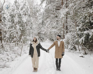 pareja pasea en naturaleza invernal