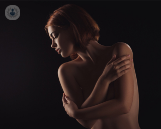 mujer posando desnuda perfil