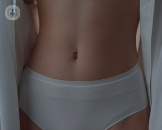 La abdominoplastia permite corregir la flacidez del abdomen con cirugía.