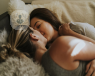 mujeres se besan en la cama 