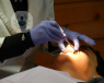 paciente en consulta odontológica siendo tratado por el especialista