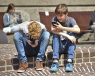 adolescentes sentados en unas escaleras mirando el móvil
