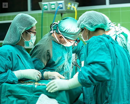 Equipo médico en un quirófano - cirugía del cáncer - by Top Doctors