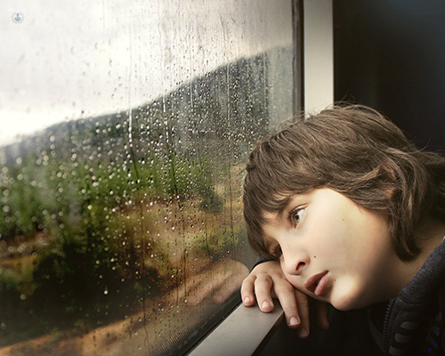 Niño mirando por la ventana de un tren - mitos TDAH en niños - by Top Doctors