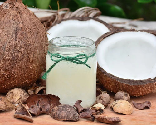 Mesa con diferentes cocos y aceite de coco - nutrición y dietética - by Top Doctors