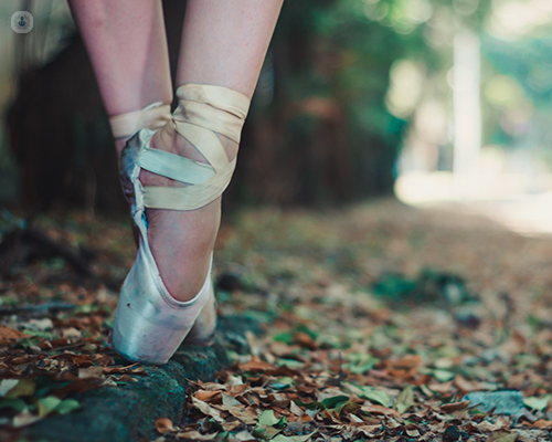 Primer plano de unos pies con zapatillas de ballet - esguince de tobillo - by Top Doctors