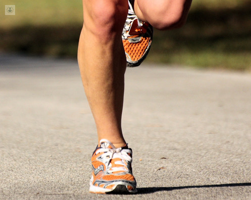 Primer plano de unas piernas de un runner - lesiones musculoesqueleticas elixir Dr. Recatero - by Top Doctors