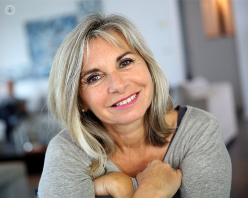 Primer plano de una mujer de unos 50 años - menopausia - hormonas bioidénticas - by Top Doctors
