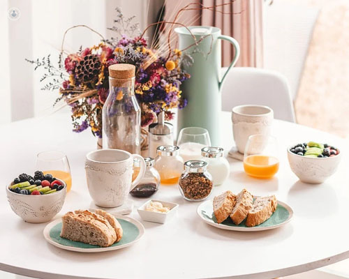Desayuno servido en una mesa - desayuno comida más importante del día - by Top Doctors