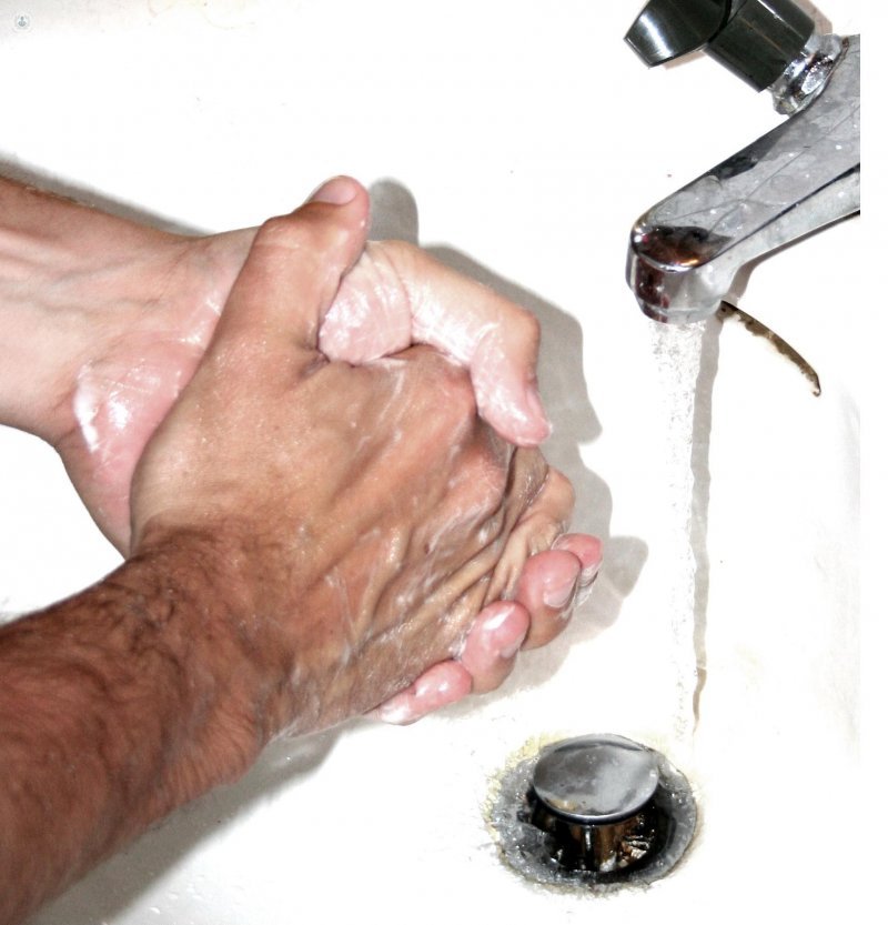 Compulsión de lavarse las manos provocada por obsesión de limpieza