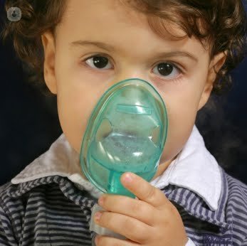 asma infantil niño inhalador