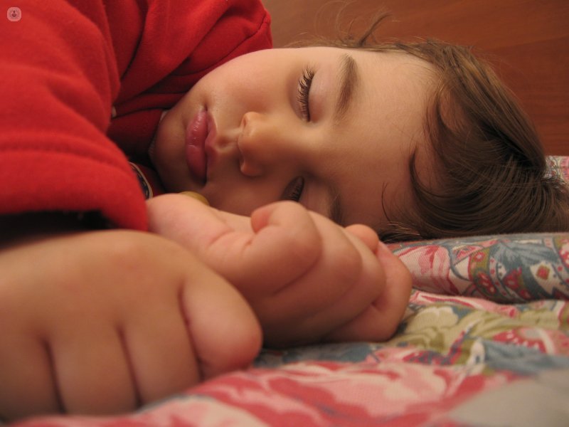 спящего ребенка миндалины