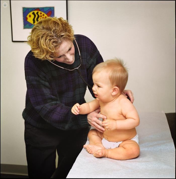 pediatra con bebe