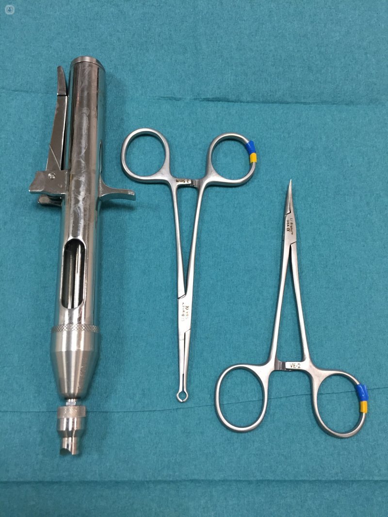 La vasectomía sin bisturí utiliza dos instrumentos especialmente diseñados