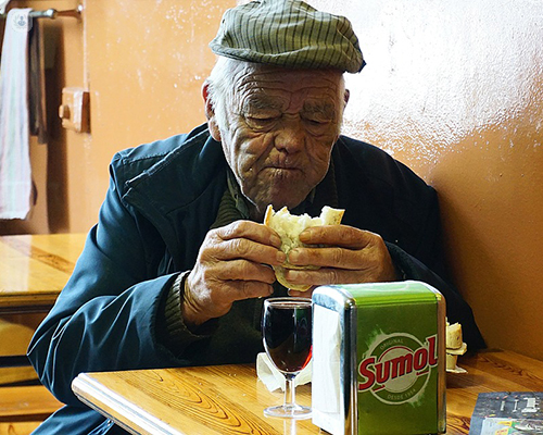 persona anziana mangiare