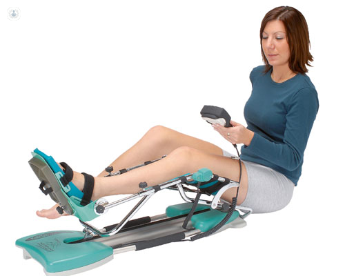 Mujer en una máquina de extensión de rodilla - COVID-19 - by Top Doctors