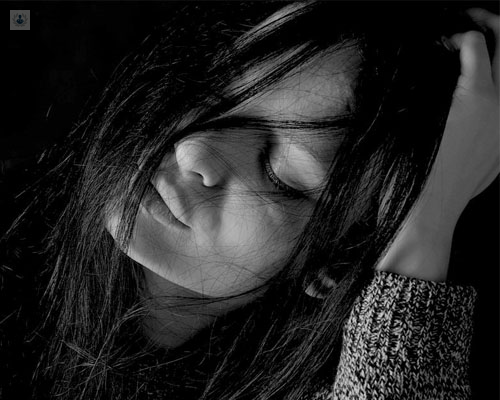 Foto mujer en blanco y negro con actitud triste