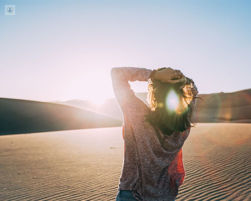 Chica en un desierto, mirando al infinito pensativa - terapia Gestalt autoconocimiento - by Top Doctors