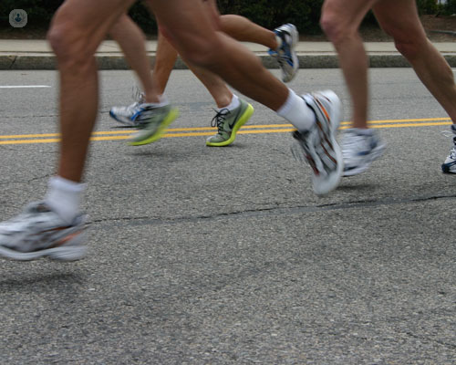 Primer plano de los pies de unos runners - plantillas ortopédicas - by Top Doctors