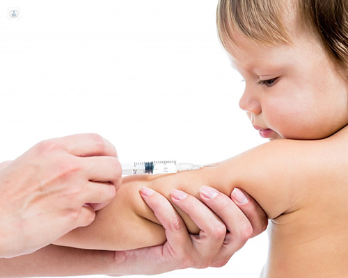 Niño recibiendo una vacuna - campaña contra la gripe by Top Doctors