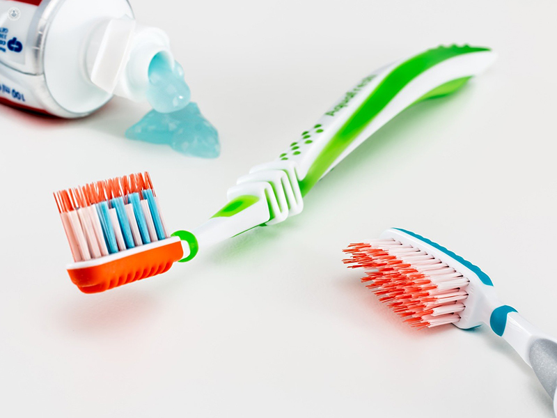 Ya sabes cómo limpiar tu prótesis dental removible?
