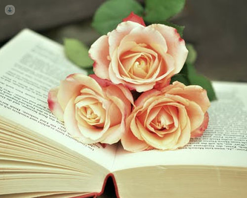 Libro abierto con rosas encima - Sant Jordi, lectura y COVID - by Top Doctors