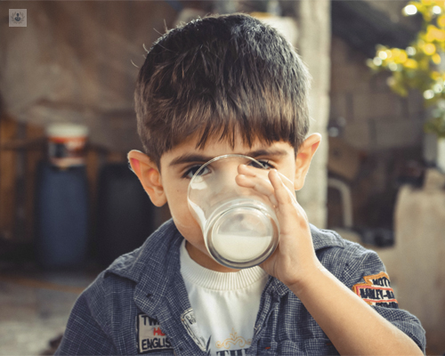 Niño bebiendo leche - alergias infantiles - by Top Doctors
