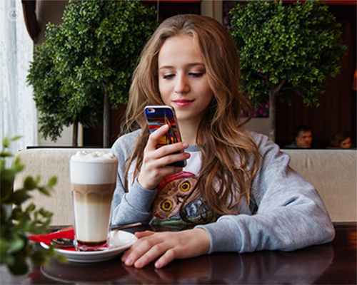 Adolescente mirando el móvil - adicción a las redes sociales by Top Doctors