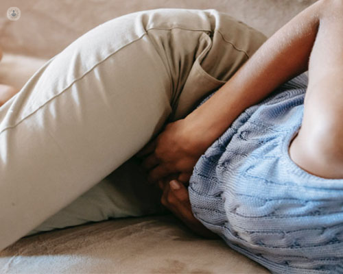 Primer plano de una chica sujetándose el vientre - endometriosis - Top Doctors