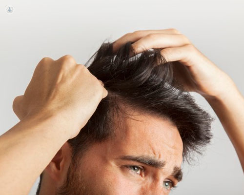 Chico tocándose el pelo en actitud de preocupación - alopecia frontal fibrosante - by Top Doctors