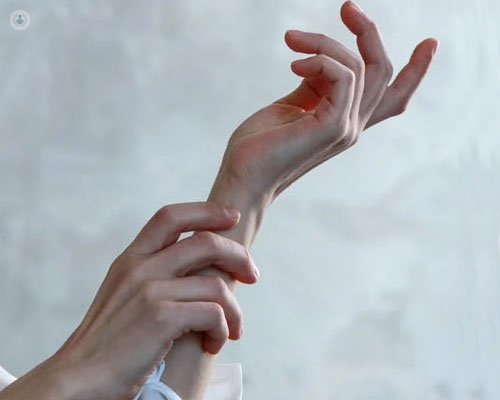 Primer plano de unas manos en actitud de rascarse ligeramente - urticaria - by Top Doctors