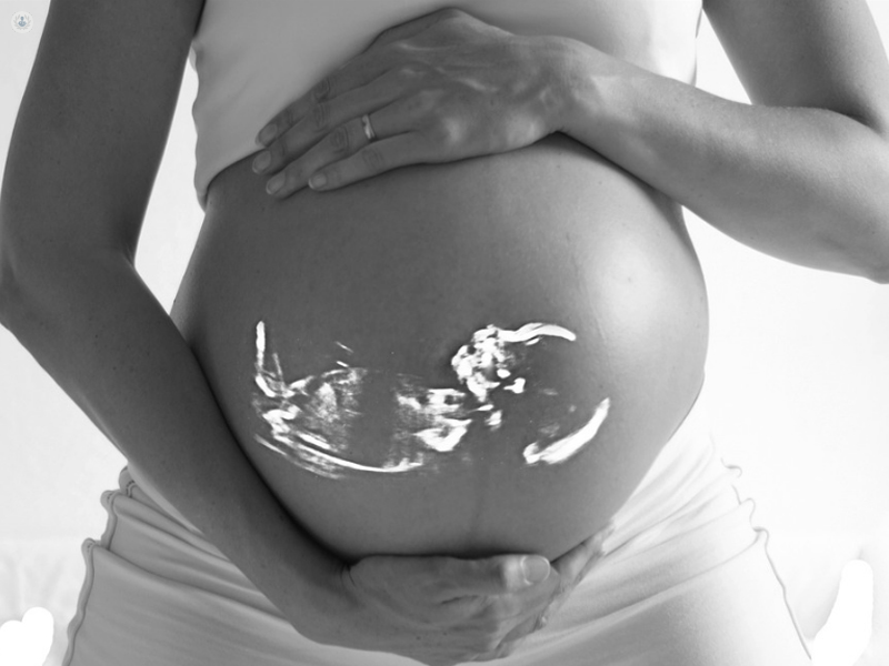 Mujer embarazada con control prenatal antes del parto by Top Doctors