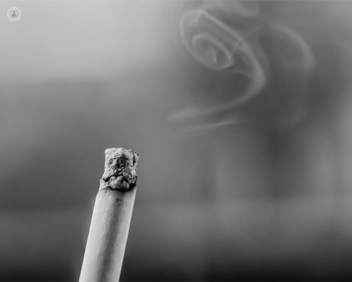 Primer plano de un cigarrillo sacando humo - tabaquismo y adicción al tabaco - by Top Doctors