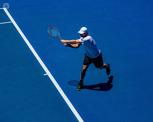 Hombre jugando a tenis - epicondilitis by Top Doctors