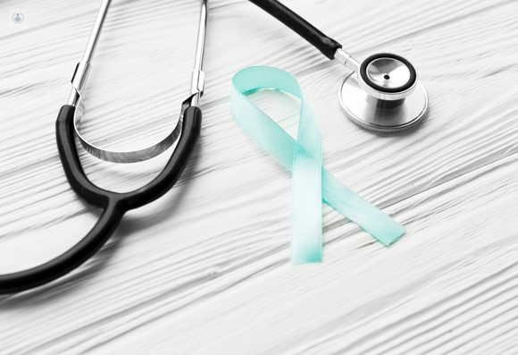 Fonendo con un lazo azul como concienciación sobre el cáncer de próstata - by Top Doctors