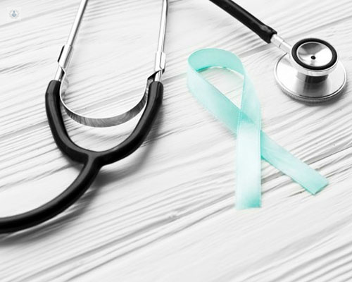 Fonendo al lado de un lazo azul como concienciación del cáncer de próstata - by Top Doctors