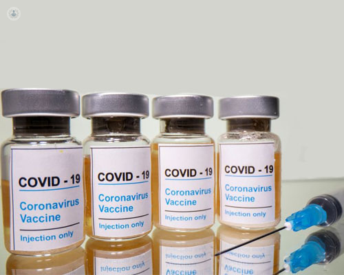 Primer plano de botes de vacuna contra la Covid e inyección - trombosis y covid - by Top Doctors