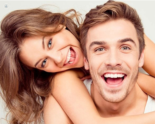 Primer plano de una pareja sonriendo a cámara - estética dental y cuidar la sonrisa - By Top Doctors