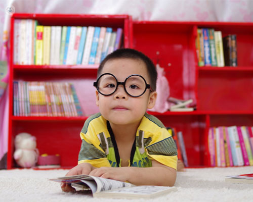 Niño con gafas - hipermetropía by Top Doctors