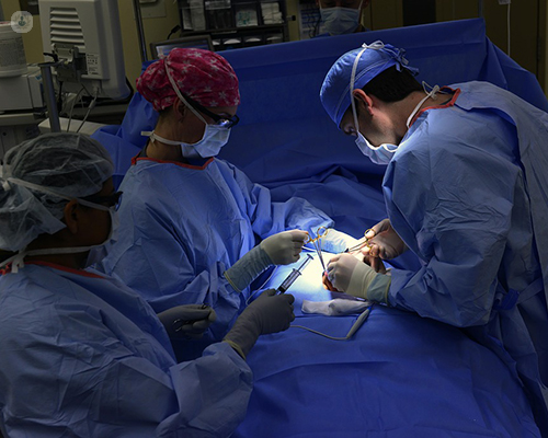 Doctores realizando una artroscopia, proceso mínimamente invasivo by Top Doctors