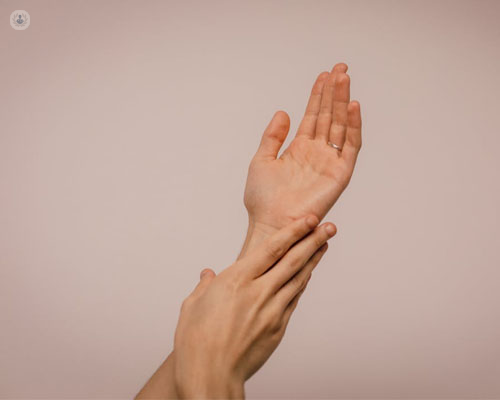 Chica mostrando las manos, en señal de dolor - lesiones de los nervios periféricos by Top Doctors