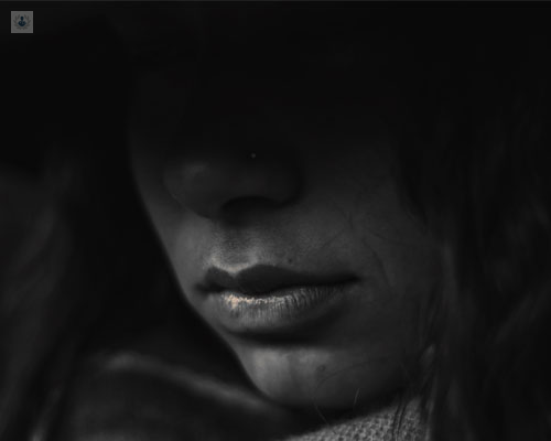 Foto en blanco y negro del rostro de una chica - deformidades faciales by Top Doctors